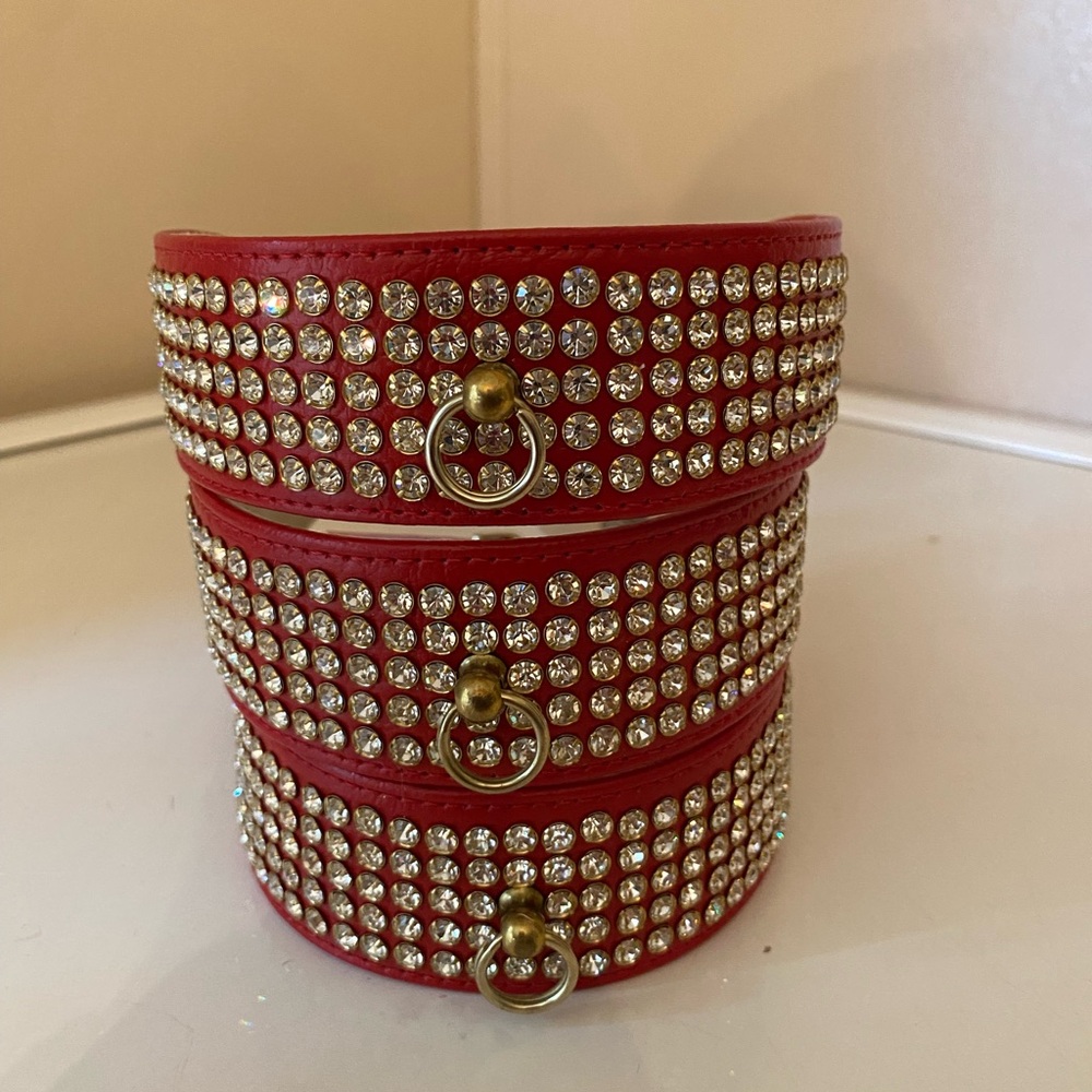 Dog collar with rhinestones.
ONE-18” collar fits a 16”neck.